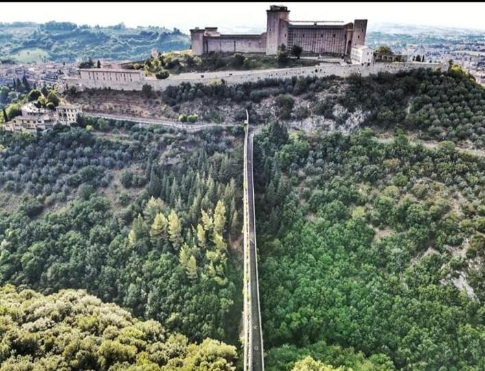 Апартаменти Sotto I Tetti Del Borgo Сполето Екстер'єр фото